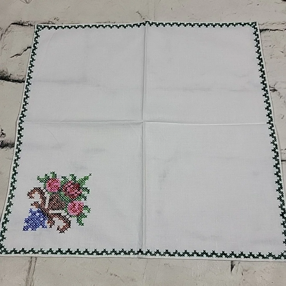 Vintage Cross-Stitch Embroidered Cloth Napkins Lot Of 4‎ Traditional Grannycore